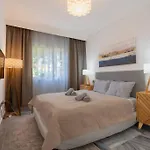 Luxury 3br Puerto Banus, Pool, Garden, Walk To Marina &