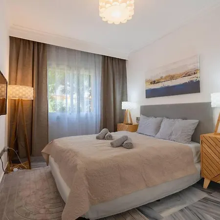 Luxury 3br Puerto Banus, Pool, Garden, Walk To Marina &
