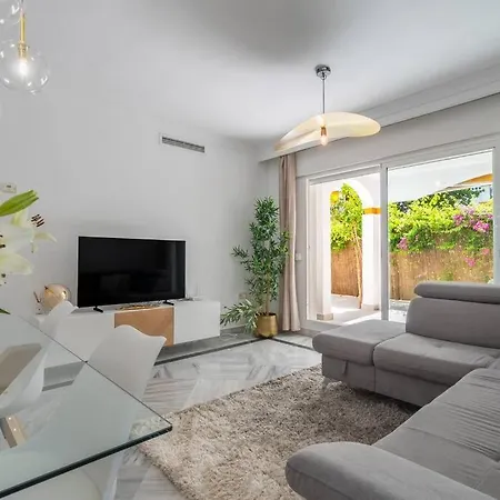 Luxury 3br Puerto Banus, Pool, Garden, Walk To Marina & Marbella
