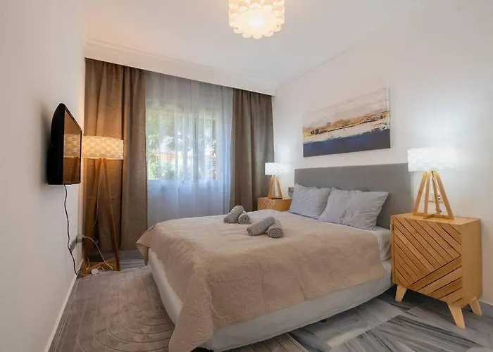 Luxury 3br Puerto Banus, Pool, Garden, Walk To Marina &