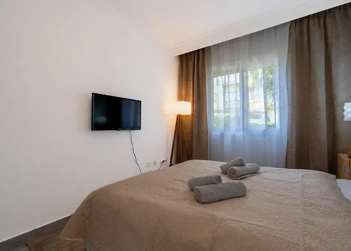 Luxury 3br Puerto Banus, Pool, Garden, Walk To Marina & Apartment *