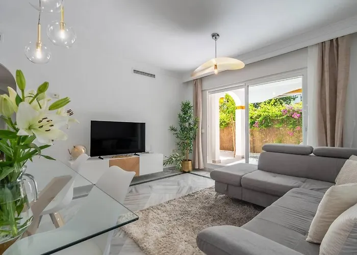 Luxury 3br Puerto Banus, Pool, Garden, Walk To Marina & Marbella