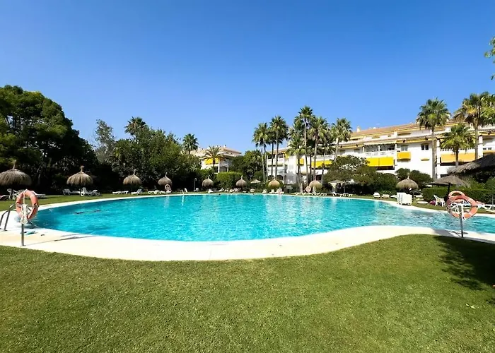 Luxury 3br Puerto Banus, Pool, Garden, Walk To Marina & Marbella