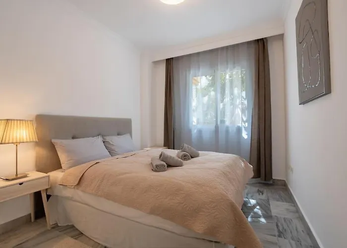 Luxury 3br Puerto Banus, Pool, Garden, Walk To Marina & Daire *